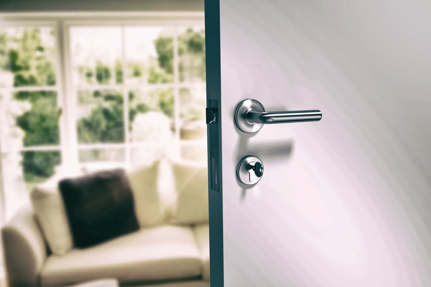 Porte intérieure entrouverte avec poignée et cylindre dans une maison de Sceaux